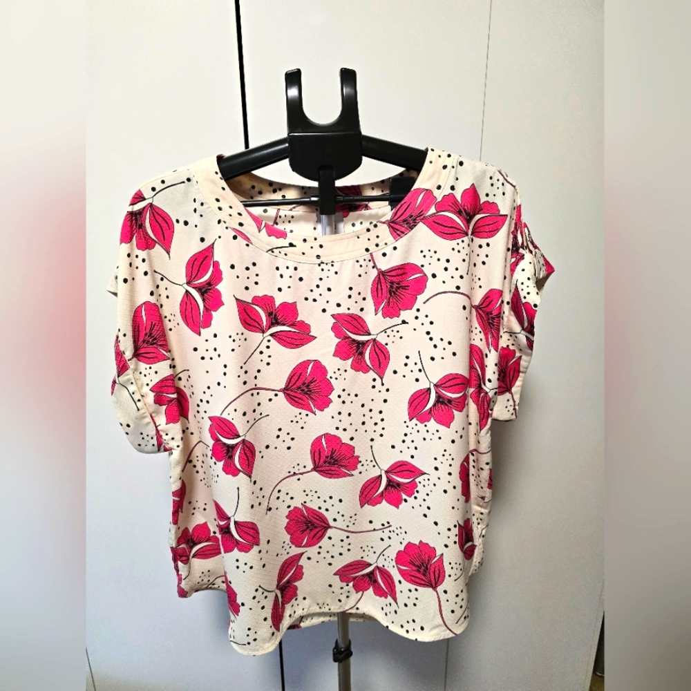 CAbi White Cream And Pink Short Sleeve Blouse